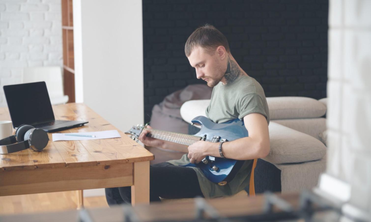 Équipe zorivaneliqo en consultation personnalisée avec client - approche humaine des services d'assurance